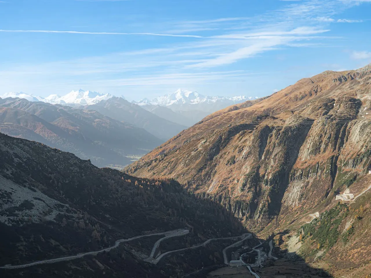 Mountain Trails Beyond Popular Peaks view switzerland from the top | Picture by Christopher Politano: https://www.pexels.com/de-de/foto/atemberaubendes-alpenpanorama-29055114/