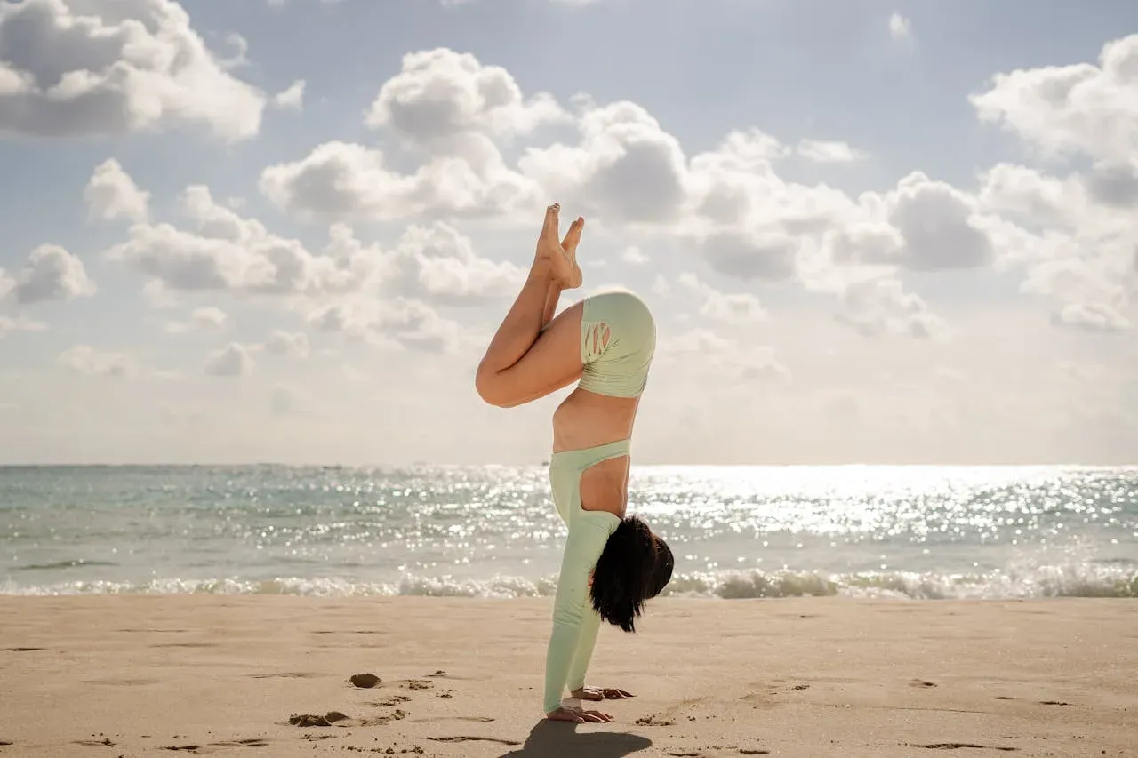 Yoga woman doing a handstand on the beach | Picture by FbyF Studio: https://www.pexels.com/de-de/foto/frau-praktiziert-yoga-am-sonnenstrand-29705694/