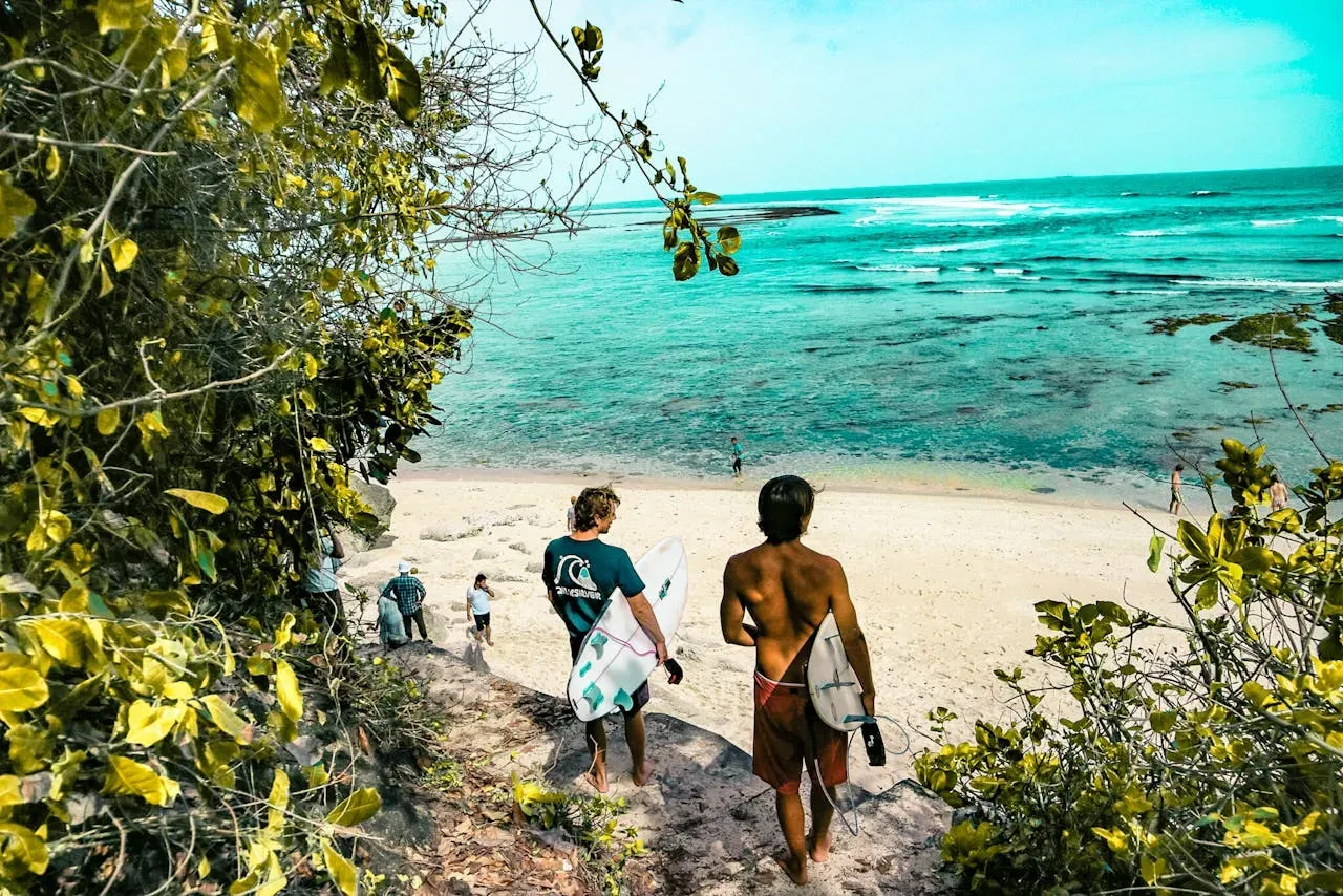 Remote Reef Breaks boys going to the tropical beach with friends | Picture by Khairul Leon: https://www.pexels.com/de-de/foto/zwei-mann-halt-surfbretter-die-zum-strand-gehen-695779/