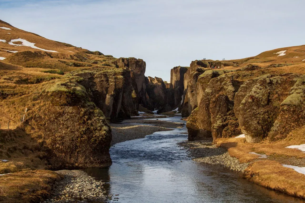 Unique Visual Elements to Capture lanscape river grassland rocks island | Picture by Nadja Pr: https://www.pexels.com/de-de/foto/dramatische-canyonlandschaft-auf-einer-abgelegenen-insel-28927948/