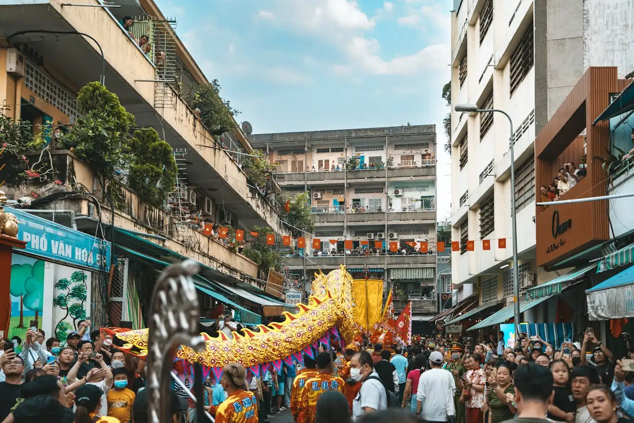  Cultural Traditions ho chi minh city dragon festival | Picture by Quan TRAN: https://www.pexels.com/de-de/foto/lebendiges-drachentanzfestival-in-ho-chi-minh-stadt-30867941/