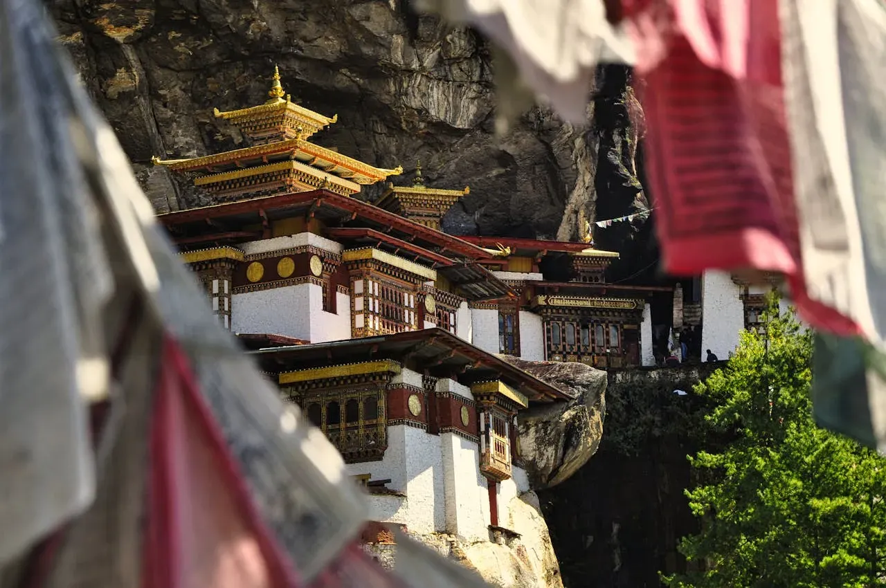 Hidden asian temple in the mountains with golden, red roofs | Picture by Rabea Brok: https://www.pexels.com/de-de/foto/draussen-kloster-tempel-felsiger-berg-9982525/